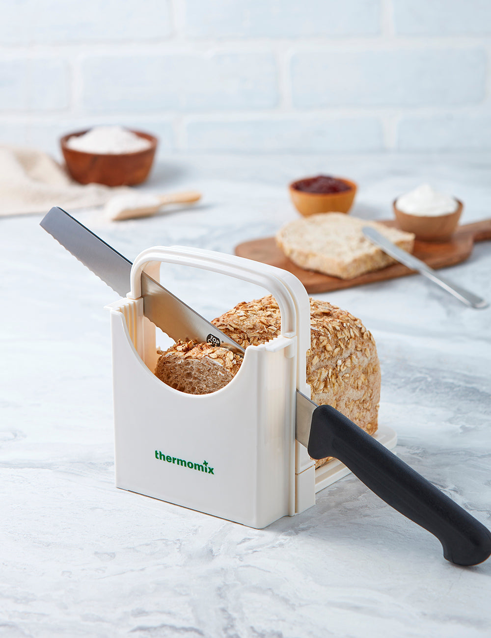 Bread slicer